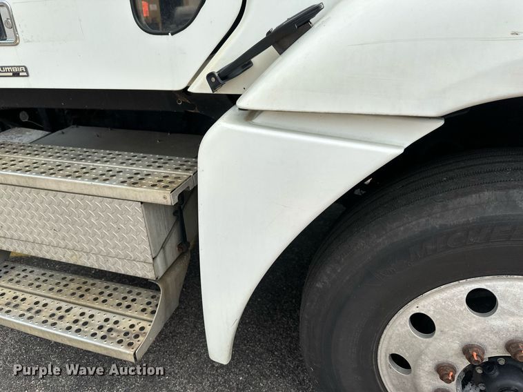 image for item EB2640 2003 Freightliner Columbia 120 semi truck