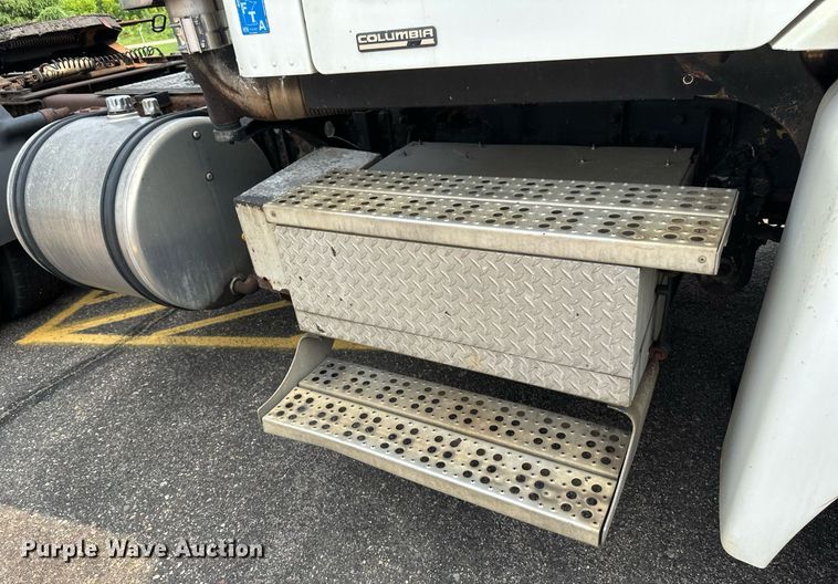 image for item EB2640 2003 Freightliner Columbia 120 semi truck