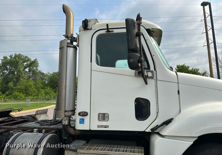 image for item EB2640 2003 Freightliner Columbia 120 semi truck