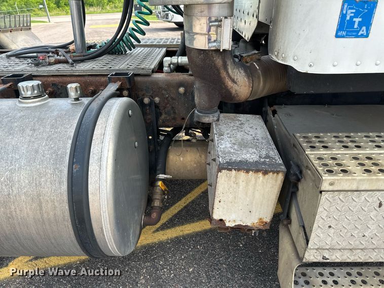 image for item EB2640 2003 Freightliner Columbia 120 semi truck