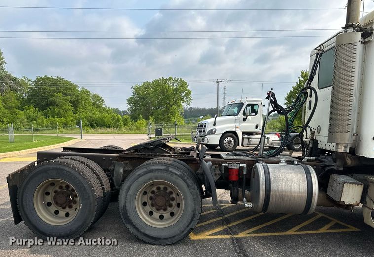 image for item EB2640 2003 Freightliner Columbia 120 semi truck