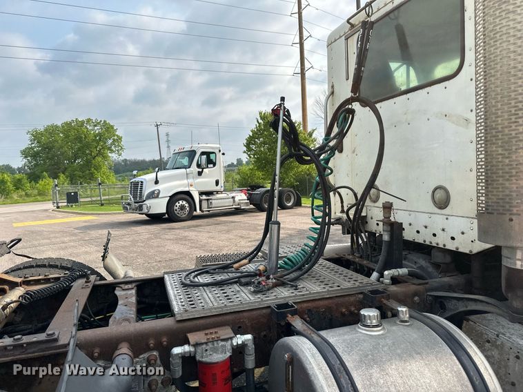 image for item EB2640 2003 Freightliner Columbia 120 semi truck