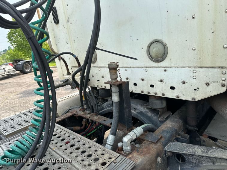 image for item EB2640 2003 Freightliner Columbia 120 semi truck