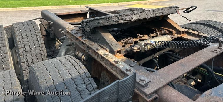 image for item EB2640 2003 Freightliner Columbia 120 semi truck