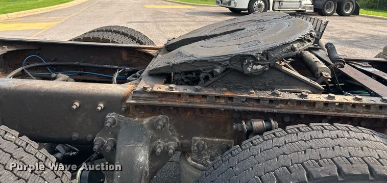 image for item EB2640 2003 Freightliner Columbia 120 semi truck