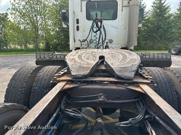 image for item EB2640 2003 Freightliner Columbia 120 semi truck