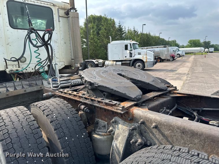 image for item EB2640 2003 Freightliner Columbia 120 semi truck