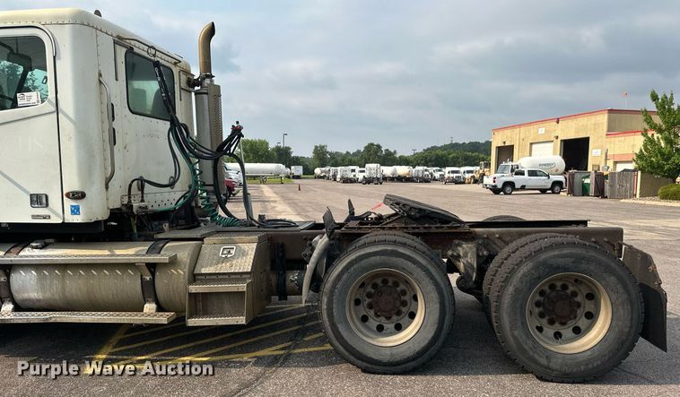 image for item EB2640 2003 Freightliner Columbia 120 semi truck