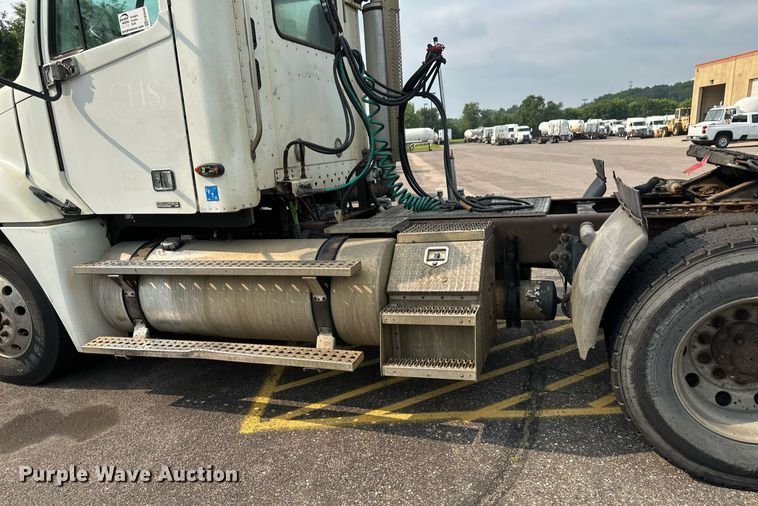 image for item EB2640 2003 Freightliner Columbia 120 semi truck