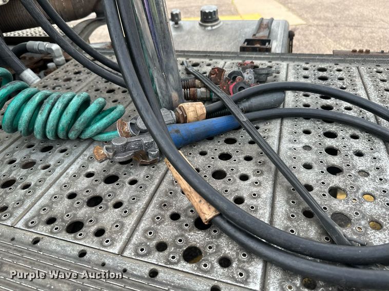 image for item EB2640 2003 Freightliner Columbia 120 semi truck