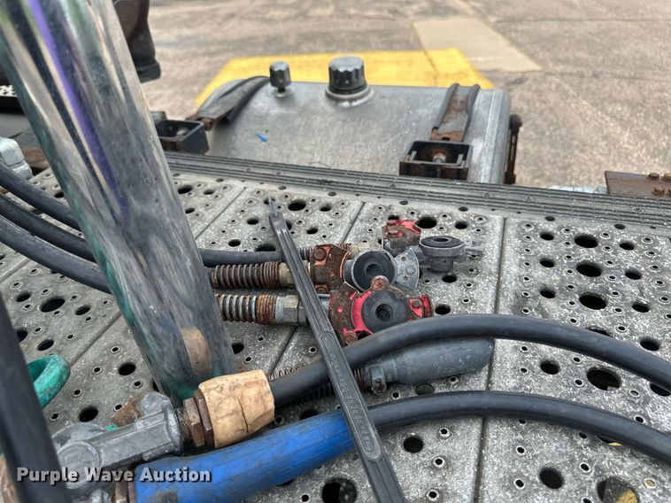 image for item EB2640 2003 Freightliner Columbia 120 semi truck