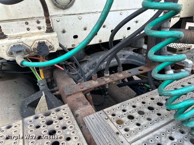 image for item EB2640 2003 Freightliner Columbia 120 semi truck