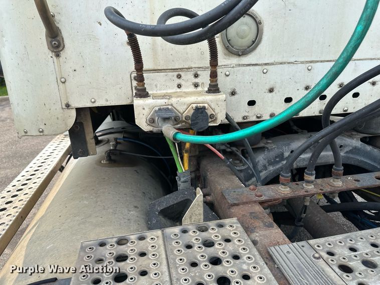 image for item EB2640 2003 Freightliner Columbia 120 semi truck