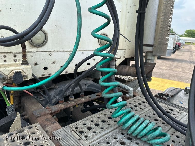 image for item EB2640 2003 Freightliner Columbia 120 semi truck