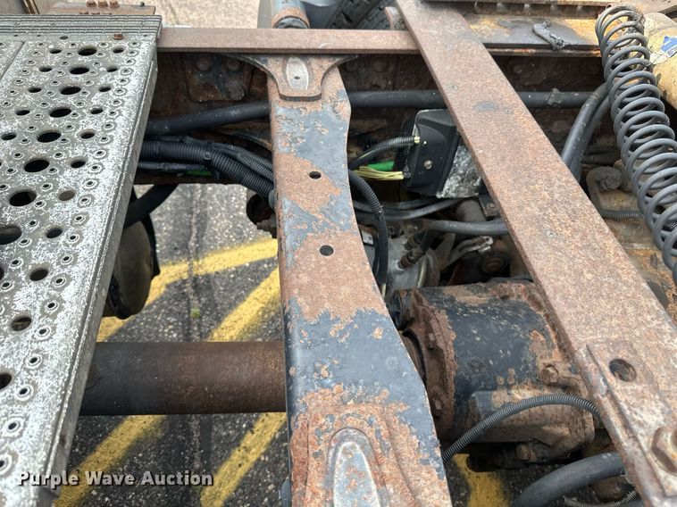 image for item EB2640 2003 Freightliner Columbia 120 semi truck