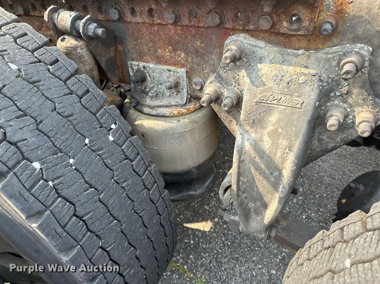 image for item EB2640 2003 Freightliner Columbia 120 semi truck