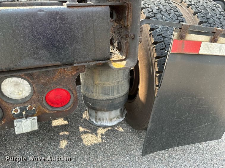 image for item EB2640 2003 Freightliner Columbia 120 semi truck