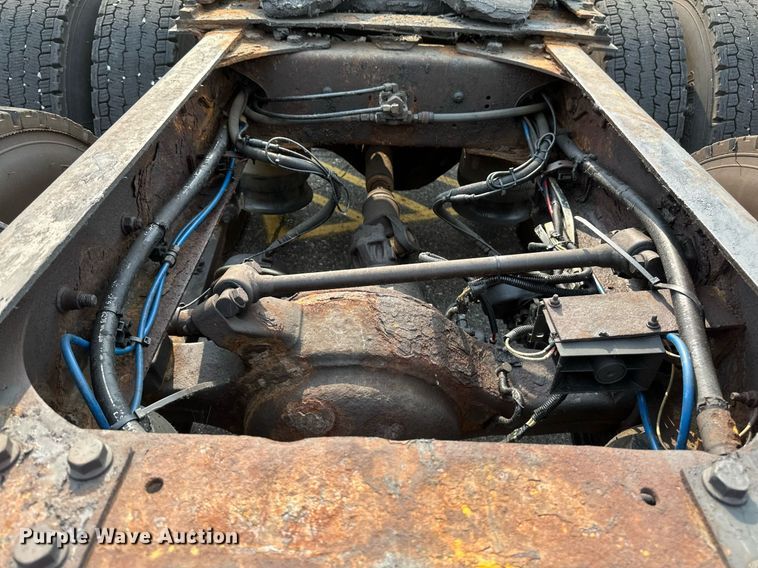 image for item EB2640 2003 Freightliner Columbia 120 semi truck