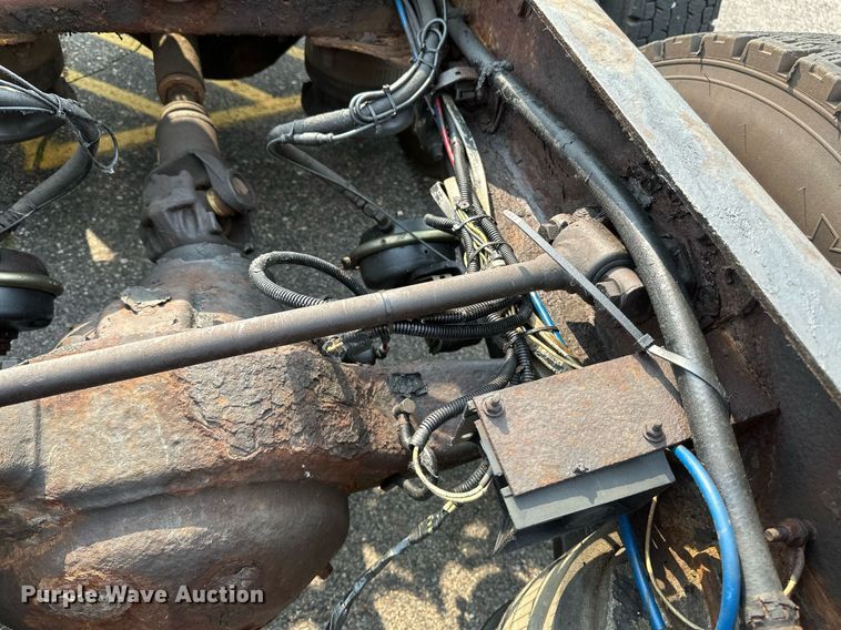 image for item EB2640 2003 Freightliner Columbia 120 semi truck