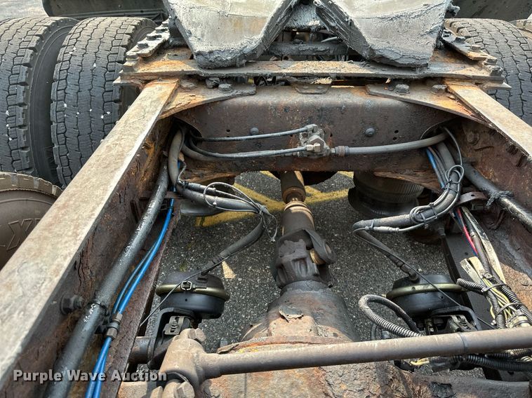 image for item EB2640 2003 Freightliner Columbia 120 semi truck