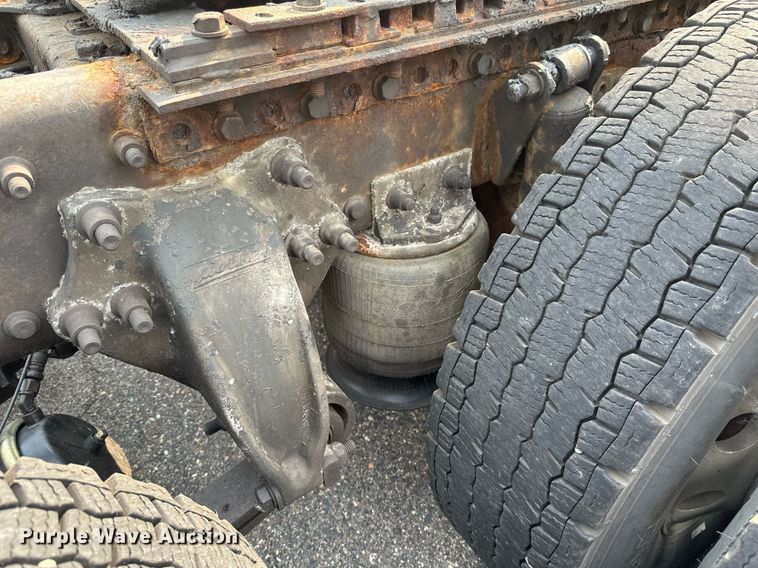 image for item EB2640 2003 Freightliner Columbia 120 semi truck