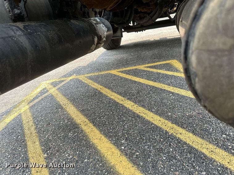 image for item EB2640 2003 Freightliner Columbia 120 semi truck