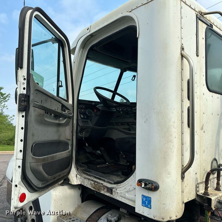 image for item EB2640 2003 Freightliner Columbia 120 semi truck