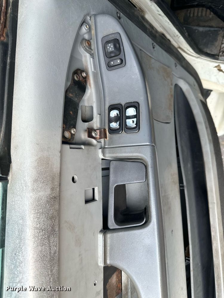 image for item EB2640 2003 Freightliner Columbia 120 semi truck