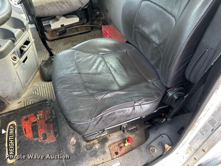 image for item EB2640 2003 Freightliner Columbia 120 semi truck