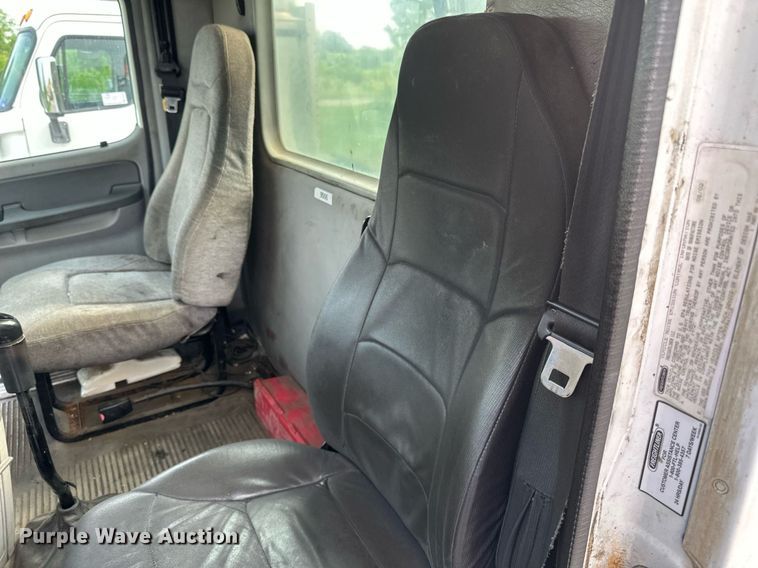 image for item EB2640 2003 Freightliner Columbia 120 semi truck