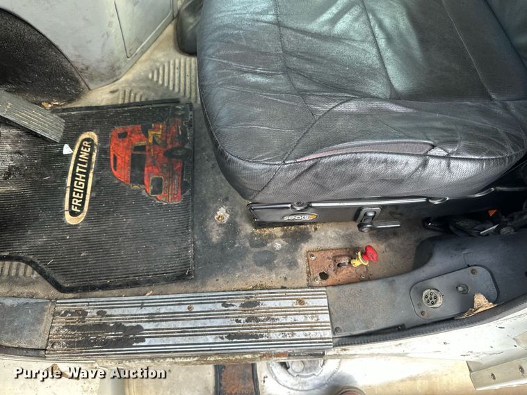 image for item EB2640 2003 Freightliner Columbia 120 semi truck