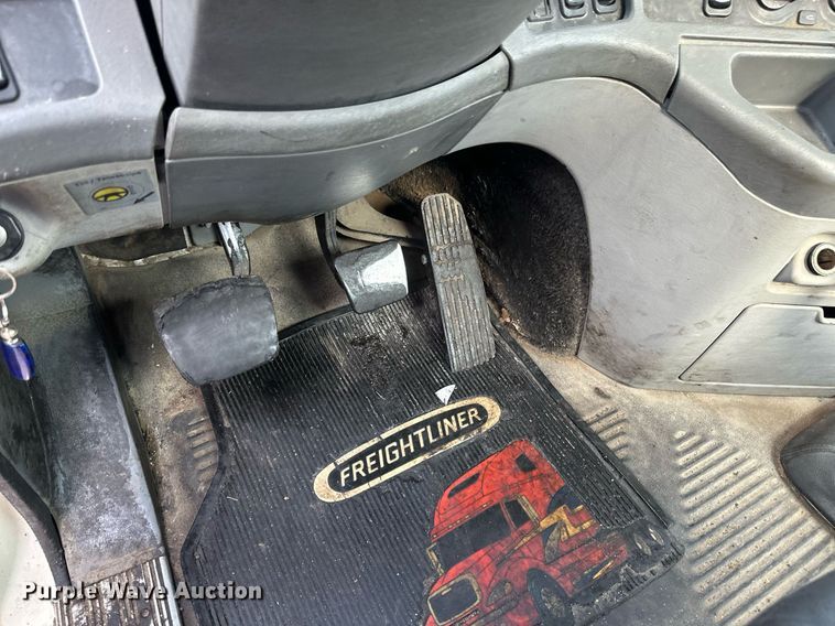 image for item EB2640 2003 Freightliner Columbia 120 semi truck