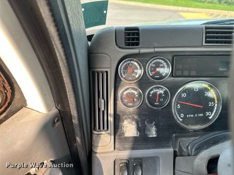 image for item EB2640 2003 Freightliner Columbia 120 semi truck