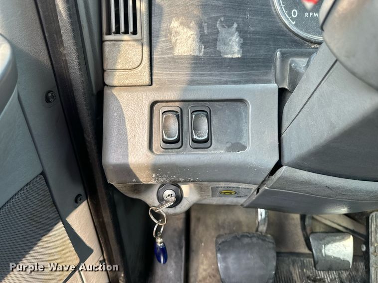 image for item EB2640 2003 Freightliner Columbia 120 semi truck