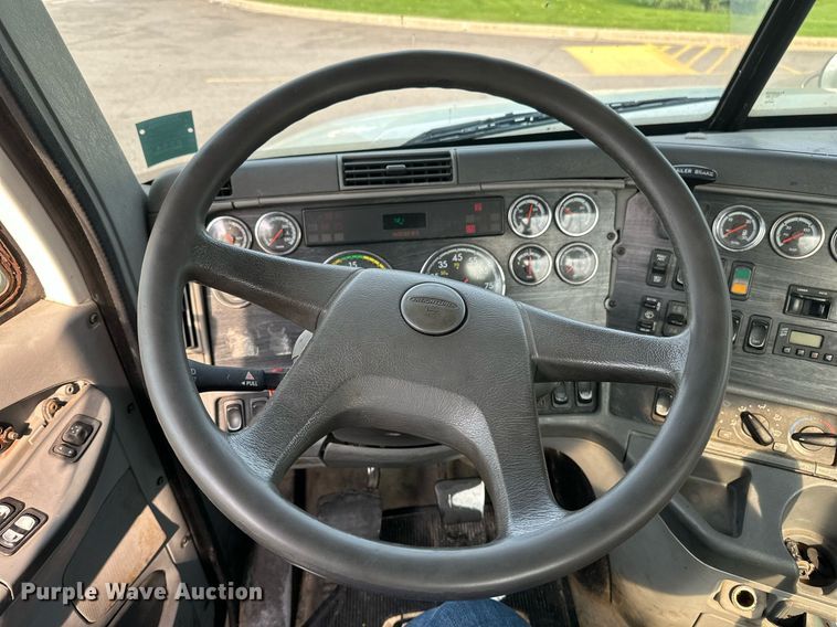 image for item EB2640 2003 Freightliner Columbia 120 semi truck