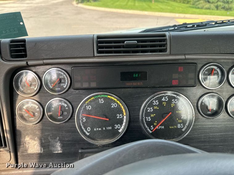 image for item EB2640 2003 Freightliner Columbia 120 semi truck