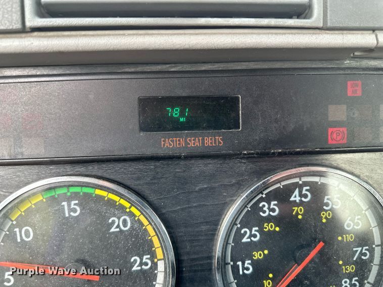 image for item EB2640 2003 Freightliner Columbia 120 semi truck