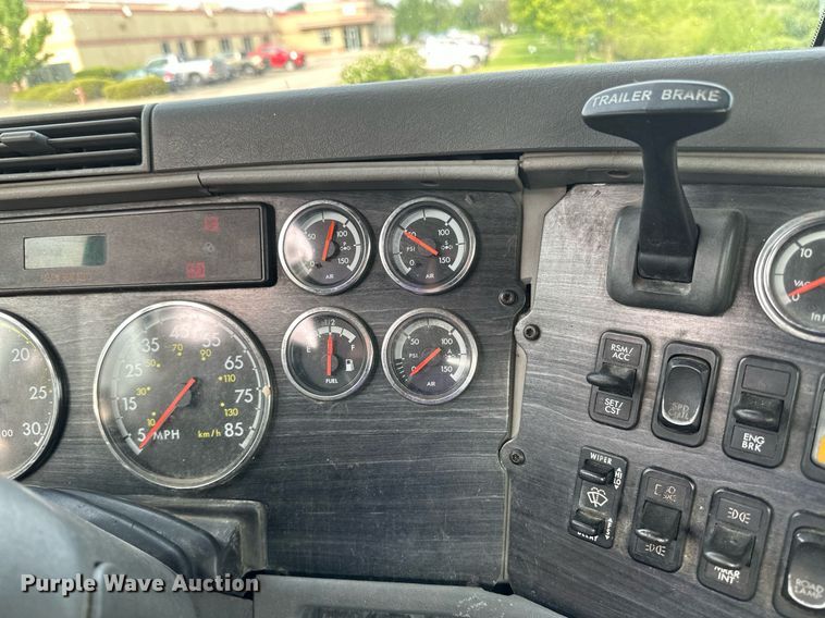 image for item EB2640 2003 Freightliner Columbia 120 semi truck