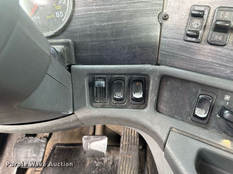 image for item EB2640 2003 Freightliner Columbia 120 semi truck