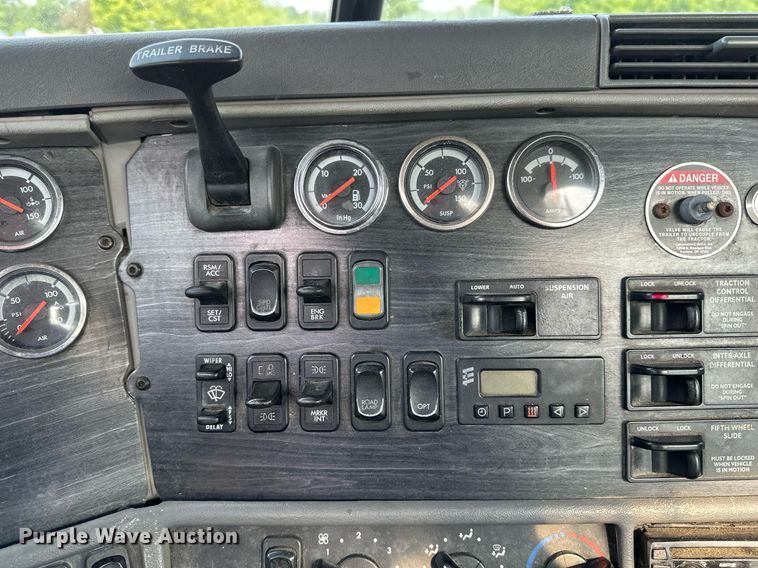 image for item EB2640 2003 Freightliner Columbia 120 semi truck