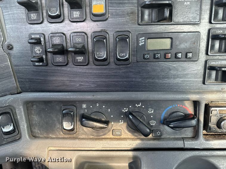 image for item EB2640 2003 Freightliner Columbia 120 semi truck