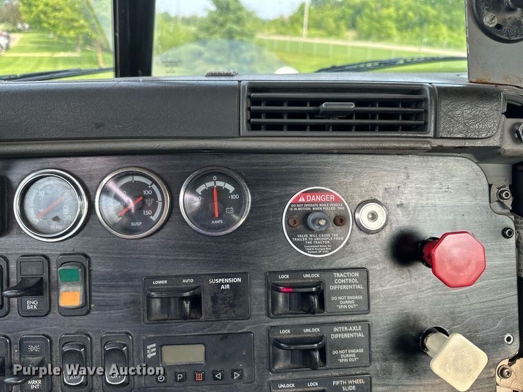 image for item EB2640 2003 Freightliner Columbia 120 semi truck