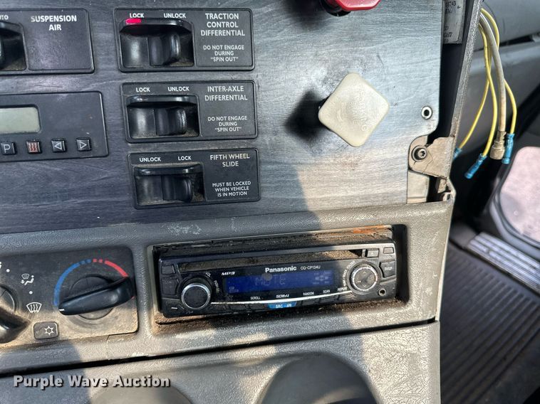 image for item EB2640 2003 Freightliner Columbia 120 semi truck