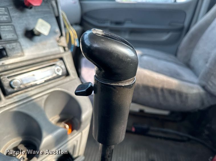 image for item EB2640 2003 Freightliner Columbia 120 semi truck