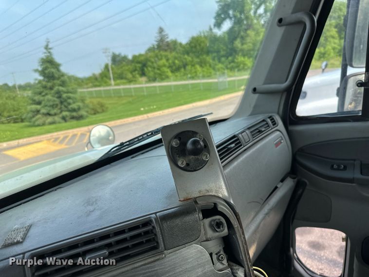 image for item EB2640 2003 Freightliner Columbia 120 semi truck