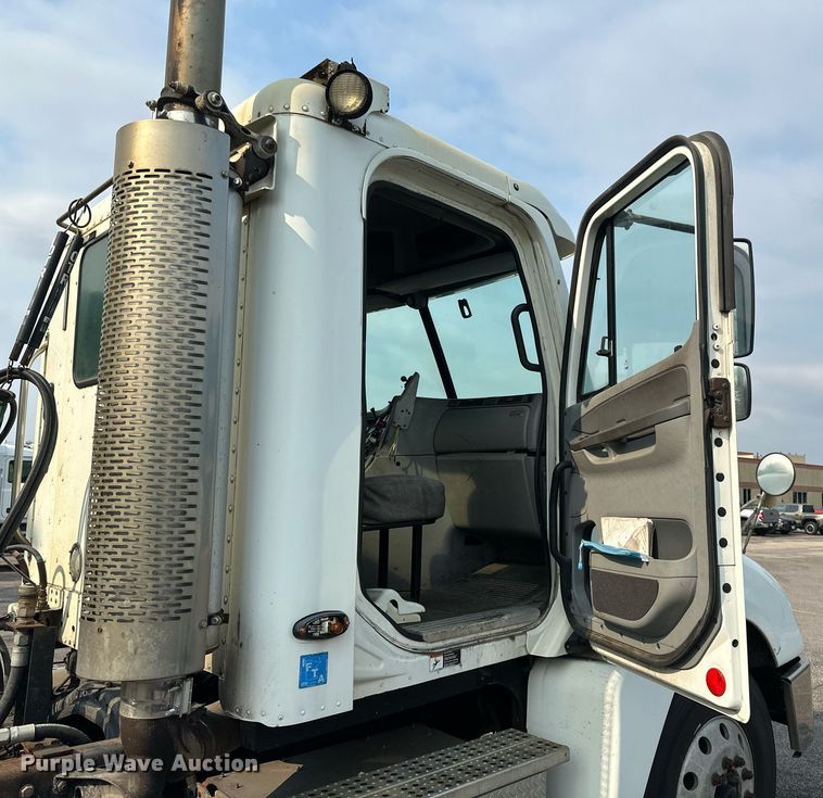 image for item EB2640 2003 Freightliner Columbia 120 semi truck