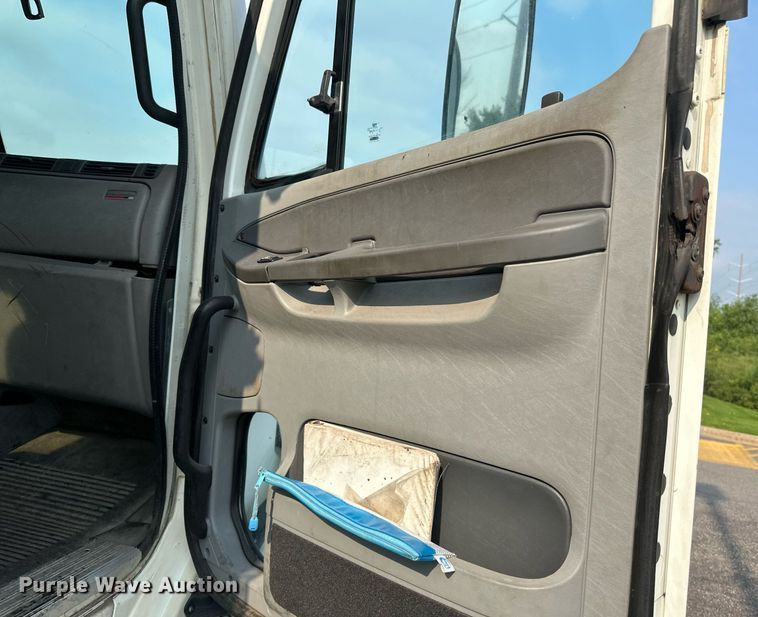 image for item EB2640 2003 Freightliner Columbia 120 semi truck