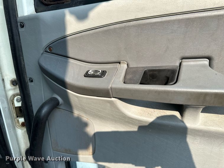 image for item EB2640 2003 Freightliner Columbia 120 semi truck