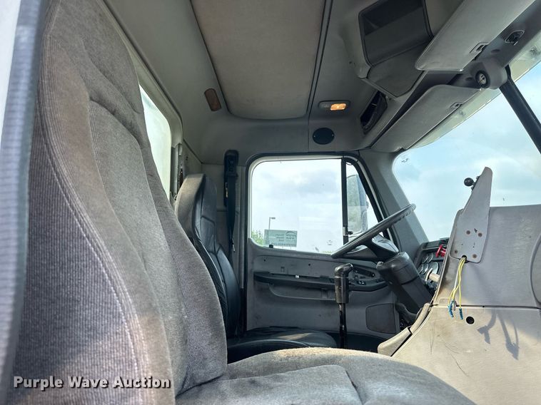 image for item EB2640 2003 Freightliner Columbia 120 semi truck