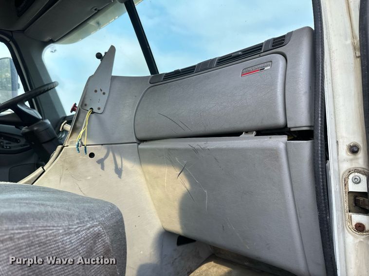 image for item EB2640 2003 Freightliner Columbia 120 semi truck